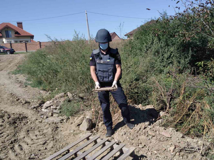 Піротехніки знову знищили два вибухонебезпечні предмети на Закарпатті