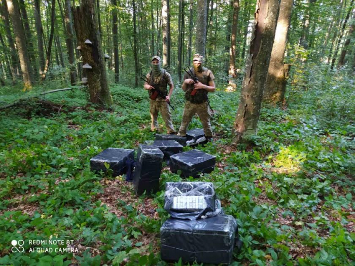 На Закарпатті прикордонники знову "зловили" цигарки, контрабандисти – втекли