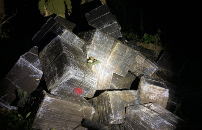 Провальні заробітки: контрабандисти, втікаючи, покинули 43 ящики цигарок на Тячівщині (ФОТО)