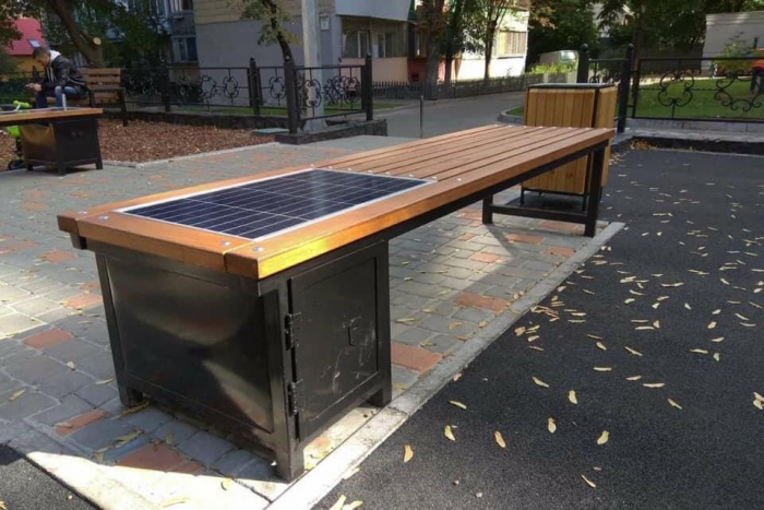 В Ужгороді презентують сонячну лавку, яка заряджатиме гаджети
