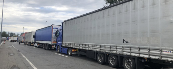 Понад дві сотні вантажівок стоять на "Тисі" в Закарпатті – черга майже не рухається вже третю добу