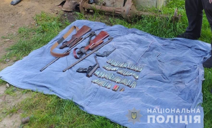 У закарпатця вдома виявили зброю та набої (ФОТО)