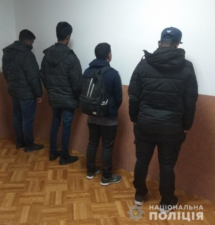 Правоохоронці затримали на Закарпатті авто з нелегалами