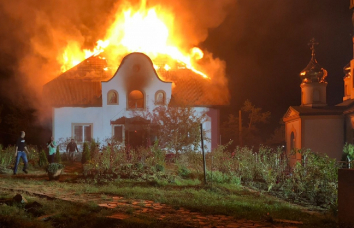 На Іршавщині горів монастир, рятувальники врятували монахів (ФОТО)