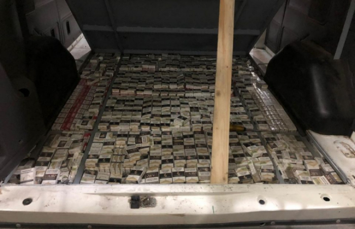 На кордоні в Закарпатті затримали два мікроавтобуси, набиті контрабандними цигарками (ФОТО)