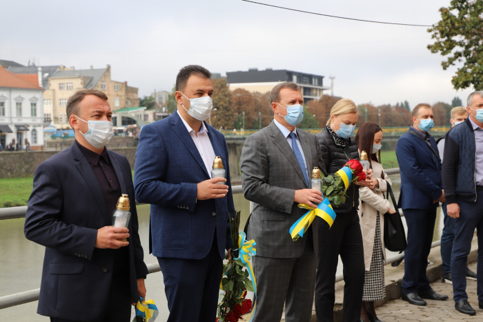 В Ужгороді біля пам’ятного знаку жертвам Голокосту вшанували загиблих в Бабиному Яру