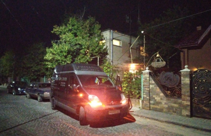 Стік кров'ю: у Мукачеві на дорозі виявили тіло людини