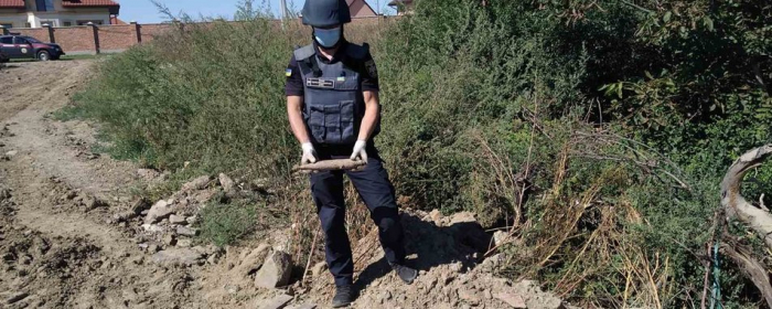 Ужгородець виявив на своїй ділянці артилерійський снаряд часів Другої світової війни
