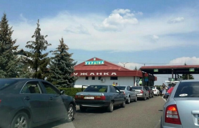 Перед КПП «Лужанка» накопичилося понад 300 мікроавтобусів та 10 рейсових автобусів