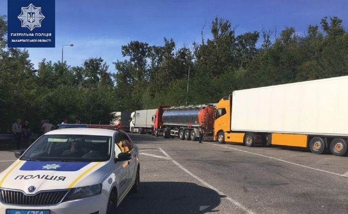 Біля КПП “Ужгород” – кількакілометрова черга з вантажівок
