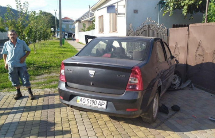 ДТП у Мукачеві: п'яний водій на Dacia влетів в огорожу
