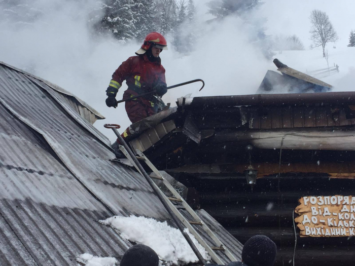 Рятувальники ліквідували пожежу ресторану в селі Синевирська Поляна