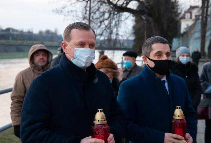 Символічні свічки сьогодні, у  Міжнародний день пам’яті жертв Голокосту, засвітили в центрі Ужгорода