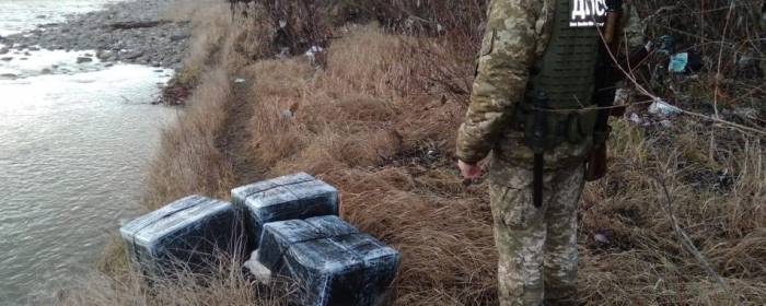 12 ящиків сигарет дістали з Тиси закарпатські прикордонники

