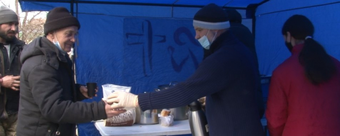 Благодійники готують обіди для безпритульних людей Ужгорода
