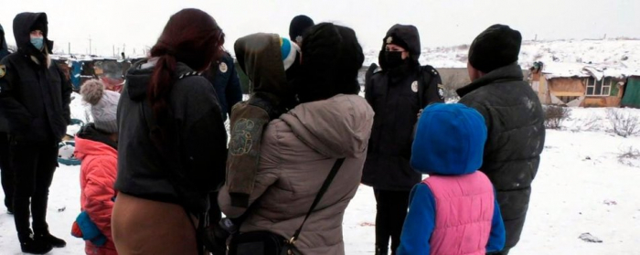 Сортують сміття: родини заробітчан із дітьми живуть на сміттєзвалищі у Херсоні