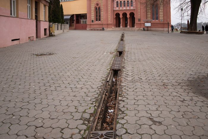 Ужгород потерпає від крадіжок кришок люків та решіток зливової каналізації (ФОТО)