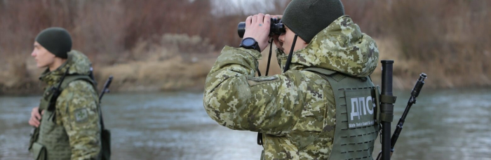 "Різдвяний" улов: на Закарпатті з Тиси витягнули 12 ящиків цигарок (ФОТО)
