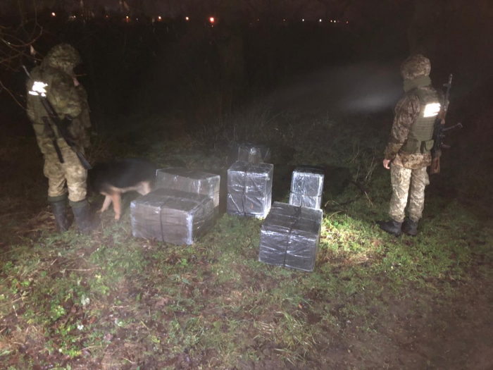 "Працюють" навіть у Різдво: на Закарпатті контрабандисти несли до Румунії 6 тис. пачок цигарок
