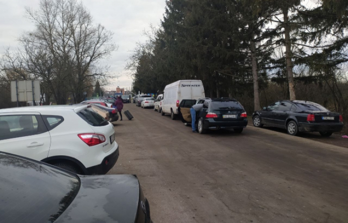 Черги на кордоні в Закарпатті: заробітчани "погостювали" вдома і їдуть до ЄС