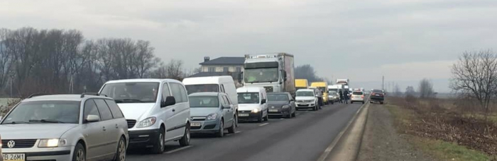 У Хусті люди перекрили дорогу – протестують проти підняття цін на газ та електроенергію (ВІДЕО)