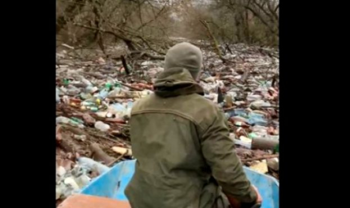 На Латориці в Закарпатті утворився сміттєвий затор довжиною в десятки метрів (ВІДЕО)
