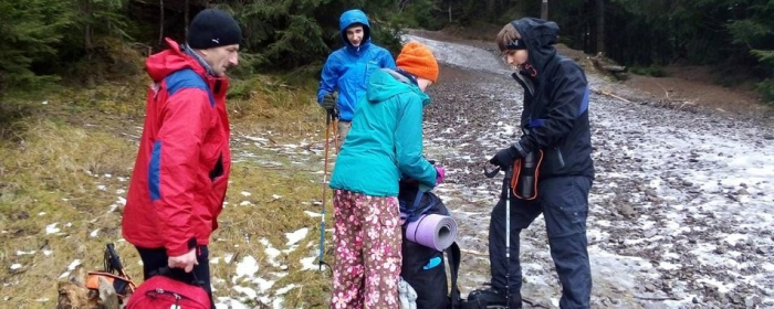 На Закарпатті рятувальники у горах транспортували туристку
