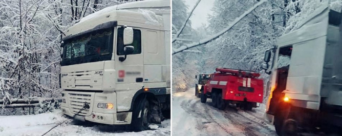 На Закарпатті водій вантажівки з'їхав у кювет і півтори доби чекав у авто на допомогу
