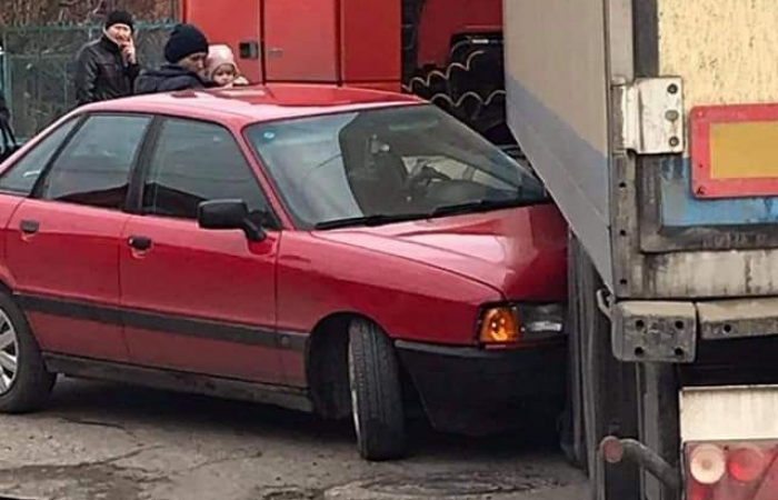 Аварія на Закарпатті: легковик і вантажівка не розминулися