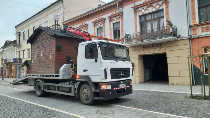 Свято скінчилося: З Петефі в Ужгороді вже забрали ярмаркові будиночки (ФОТОФАКТ)