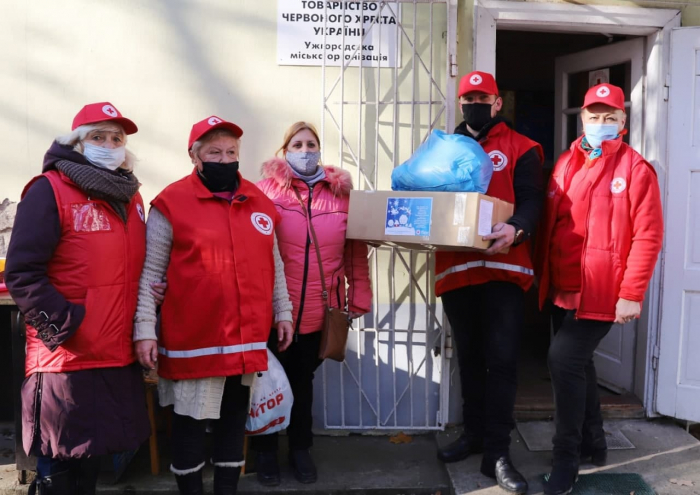 Трьом десяткам малозабезпечених сімей в Ужгороді сьогодні вручили допомогу