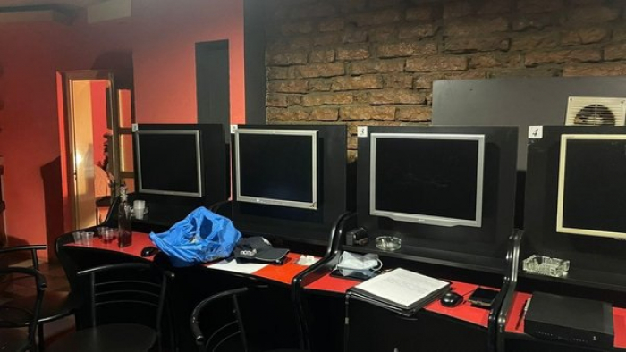 Вилучили системні блоки, монітори та планшети: два гральні заклади закрили на Закарпатті