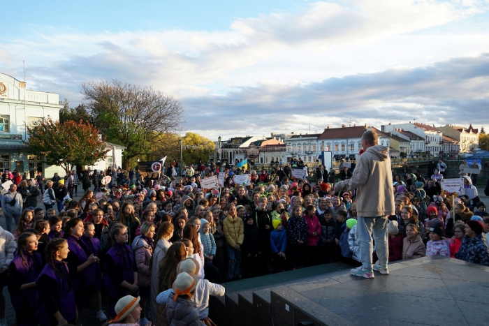 Масштабне танцювальне свято пройшло на площі Театральній в Ужгороді (ФОТО)