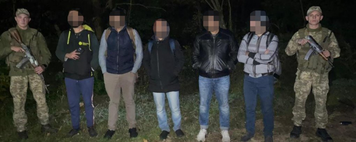 Сім нелегальних мігрантів затримали закарпатські прикордонники