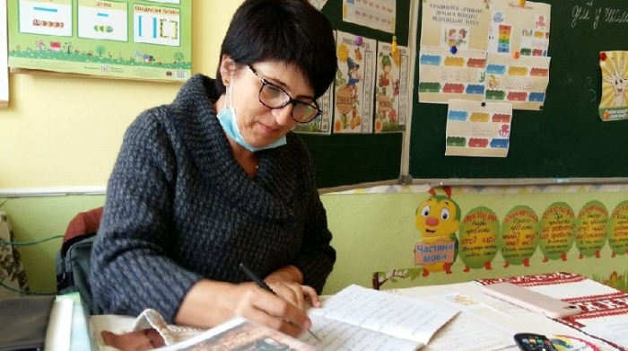 "Чарівні окуляри" та уроки-ігри: 30 років працює вчителькою початкових класів Вікторія Вачеля
