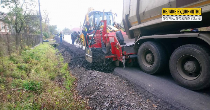 У селі Павлово облаштовують та укріплюють узбіччя
