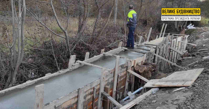 В Оленьові дорожники бетонують тіло опори майбутньої підпірної стінки