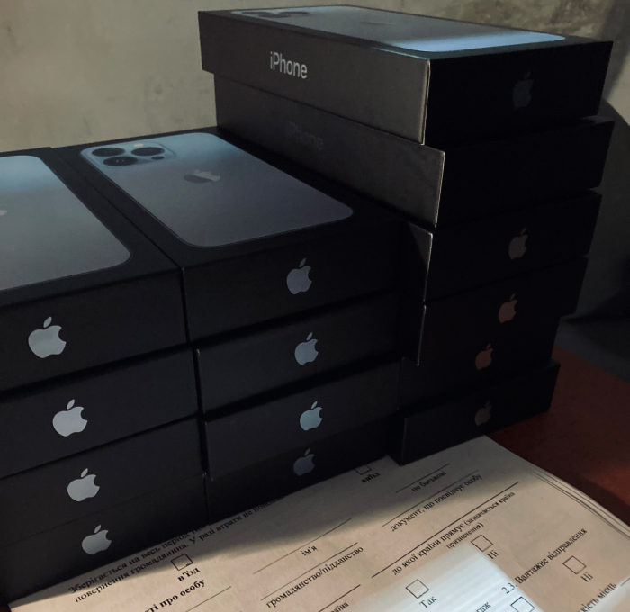 На кордоні в Закарпатті митники вилучили 14 новеньких айфонів, вартістю понад півмільйона гривень