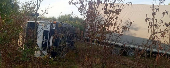 На Закарпатті вантажівка злетіла в кювет. Водій, житель Львівщини, загинув