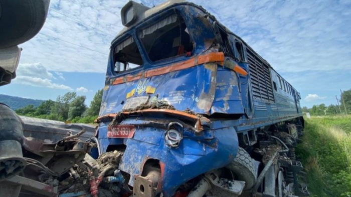На Берегівщині потяг "Солотвино-Київ" врізався у позашляховик