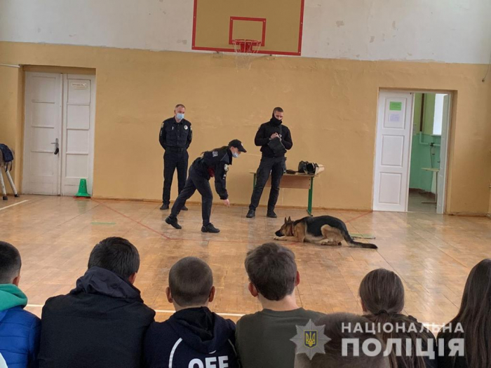 Поліцейські Закарпаття провели для школярів інтерактив з безпеки у соціумі та кіберпросторі 