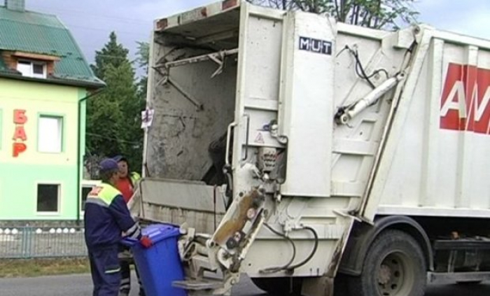 На Ужгородщині автомобіль таксі врізався у сміттєвоз – троє постраждалих