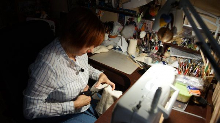 Здійснила мрію дитинства — на пенсії почала виготовляти ляльки. Марина Федчик (ВІДЕО)