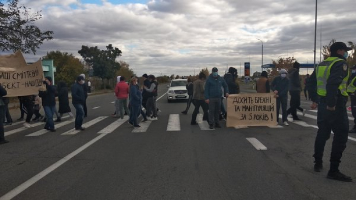 Полігон чи сміттєпереробний завод: трасу "Київ-Чоп" перекривали на Ужгородщині (ВІДЕО)