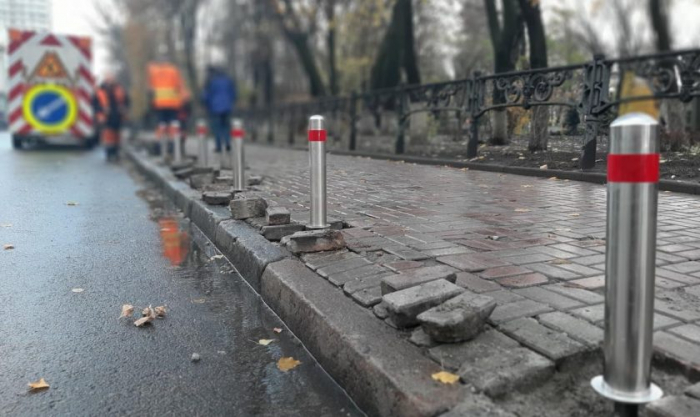 Завтра в Ужгороді встановлять антипаркувальні стовпчики та дорожні знаки