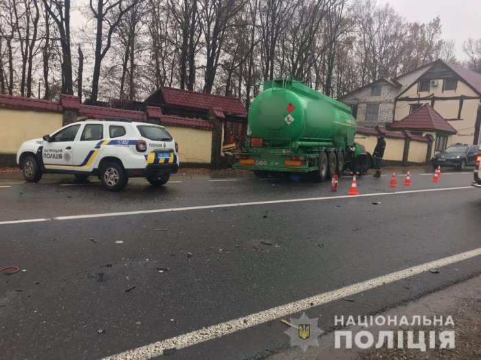 Закарпатські поліцейські розслідують смертельну аварію за участі вантажівки і легковика 