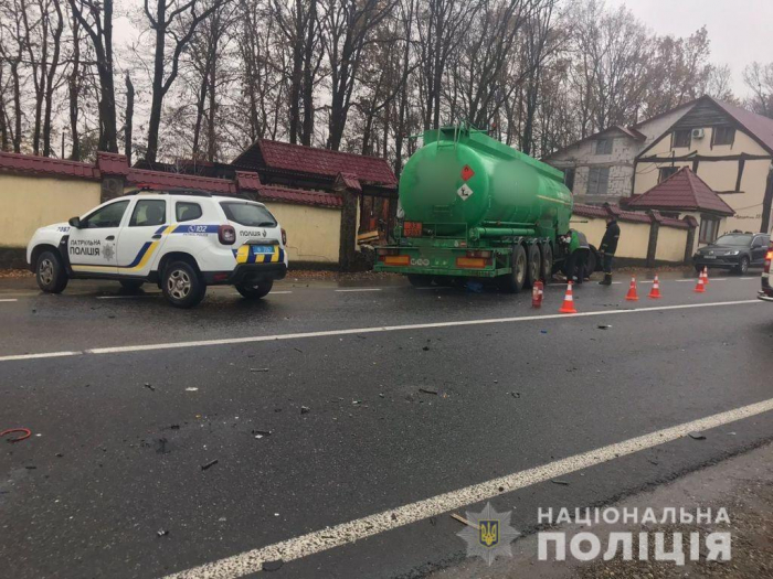 Закарпатські поліцейські розслідують смертельну аварію за участі вантажівки і легковика