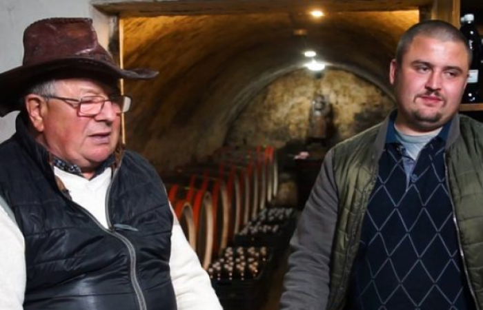 Столітня бочка і давні традиції: Як сім'я Шош на Закарпатті виготовляє вино понад 30 років (ВІДЕО)