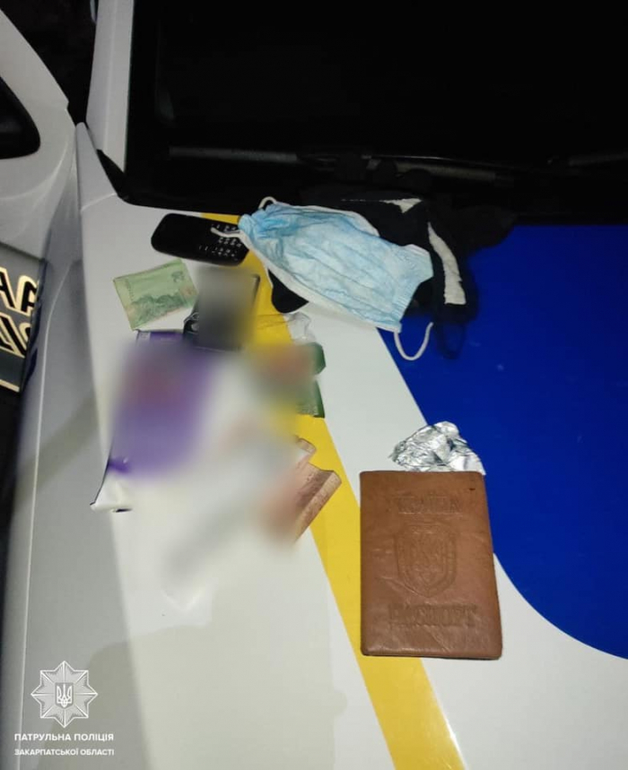 Мукачівські патрульні виявили у чоловіка речовини, схожі на наркотичні