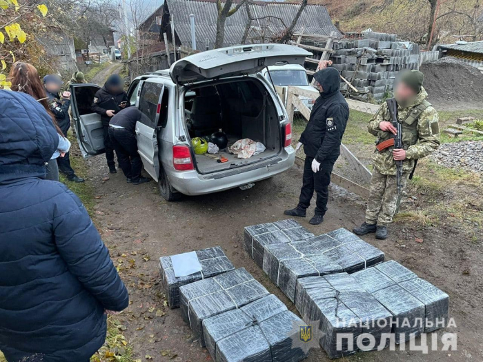 На Рахівщині поліцейські вилучили партію контрафактних тютюнових виробів